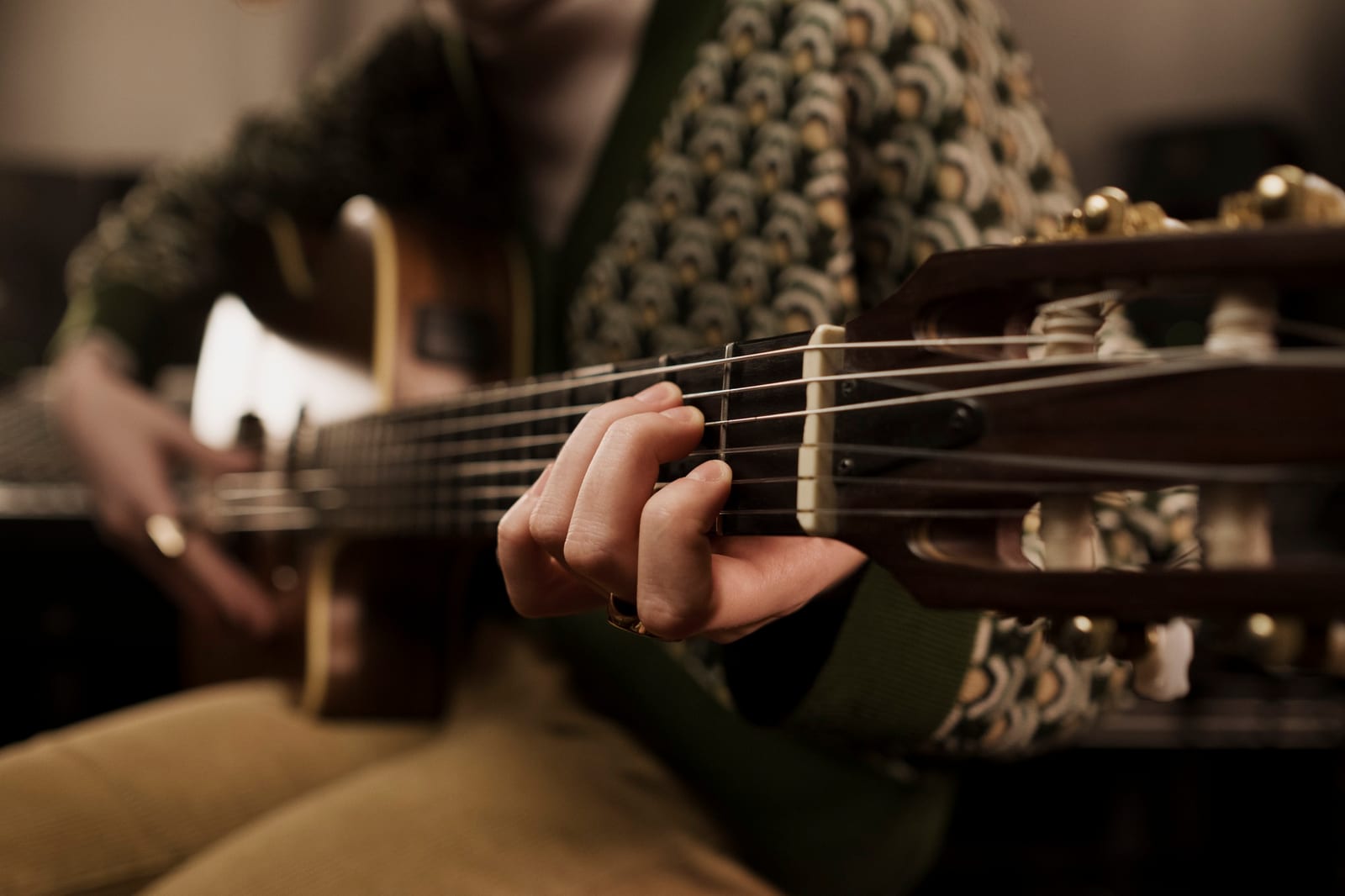 Músico tocando acordeão de botões em estúdio